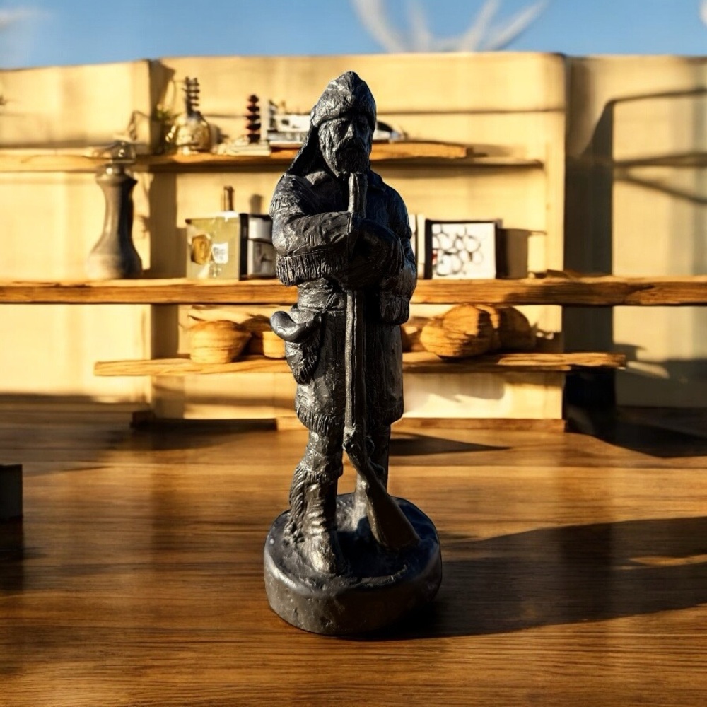 VINTAGE 1981 MICHAEL GARMAN FRONTIERSMAN SCULPTURE